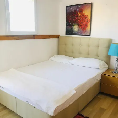 Alacatida Havuzlu Vilă *