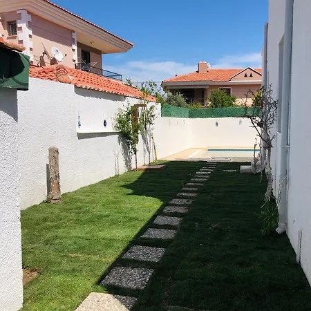 Alacatida Havuzlu Vilă